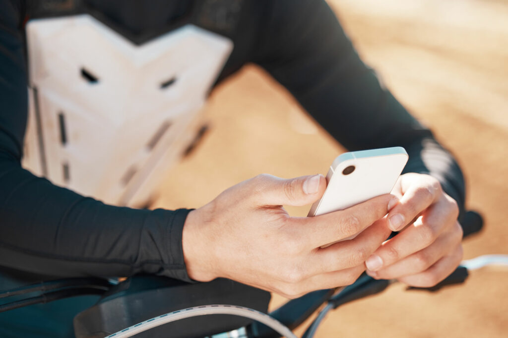cycling-advocates-texting-while-biking
